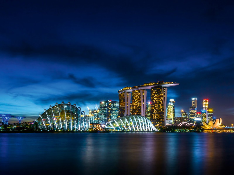 Mit den gigantischen Gewächshäusern in den Gardens by the Bay und dem »Marina Bay Sands Hotel« wirkt die Skyline von Singapur futuristisch, fast unwirklich, vor allem am Abend und in der Nacht.