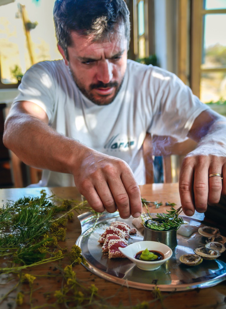 Eine der beliebtesten Konobas der Kornaten, die »Konoba Opat«, wartet mit mediterranen Schätzen auf: von Thunfischtatar bis Carpaccio vom Petersfisch.