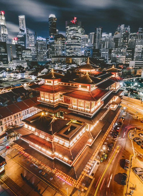Chinatown und Little India sind nur zwei der unterschiedlichen Gesichter dieser wahrhaft multikulturellen Metropole, die auch kulinarisch die Welt auf engem Raum zusammenbringt.