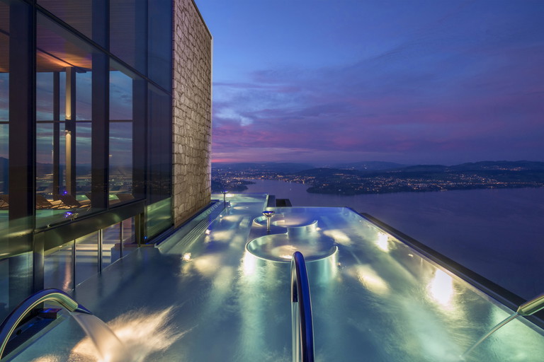Blick in die Unendlichkeit. Im »Bürgenstock Resort Lake Lucerne« steht den Gästen ein überaus großzügiger Wellnessbereich zur Verfügung – besonders pittoresk ist der Infinitypool.