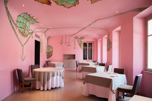 Der in zartem Rosa gehaltene Speisesaal bildet die Bühne für das Genusstheater im »Piazza Duomo«. Gemüse ist in Crippas Küche ein zentraler Bestandteil.