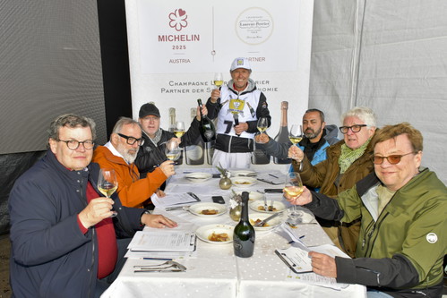 Jury von links nach rechts: Ingo Swoboda, Norbert Niederkofler, Sven Elverfeld, Thomas Schreiner, Edip Sigl, Marcel Reif, Bela Rethy