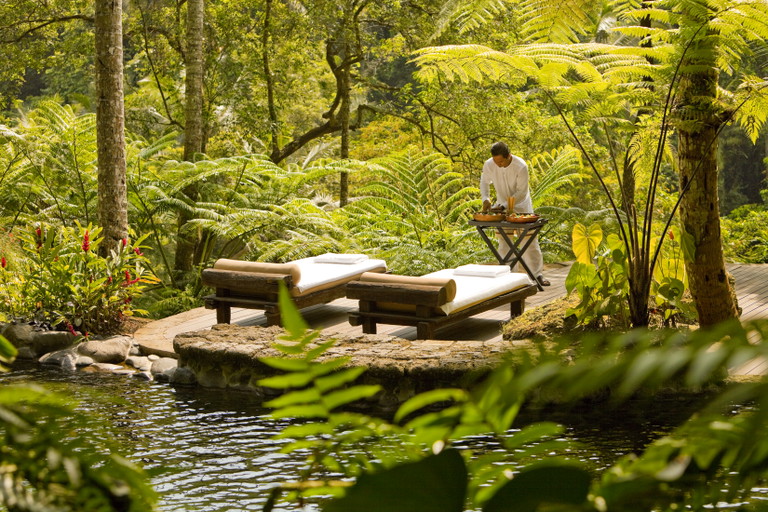 Stimmungsvolle Auszeit. Im »Como Shambhala Estate« entspannen die Gäste zum sanften Plätschern des Wassers und zu den Rufen der Wildnis.