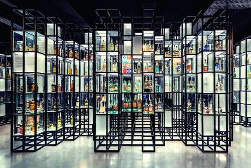 Im Wodka-Museum wird das Nationalgetränk mit kunstvoll gestalteten Flaschen gefeiert.
