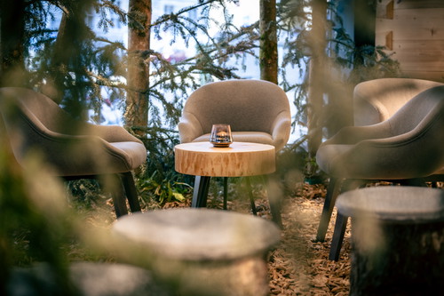 Im Erdgeschoss empfängt die Gäste eine waldige Lounge-Ecke.