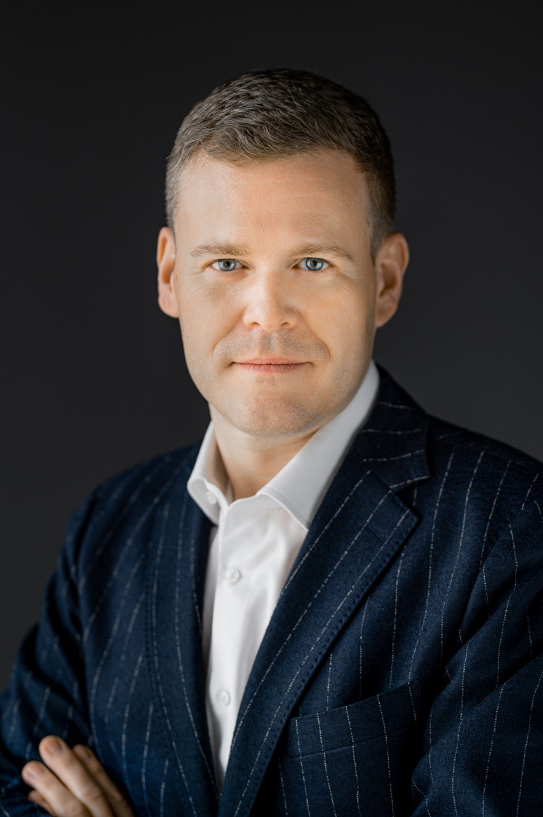 Stefan Bauer ist seit Januar 2022 General Manager des »Nobu Hotel Warschau«. Unter seiner Leitung hat sich das Hotel als eines der führenden Luxus-Häuser in Polen etabliert. 