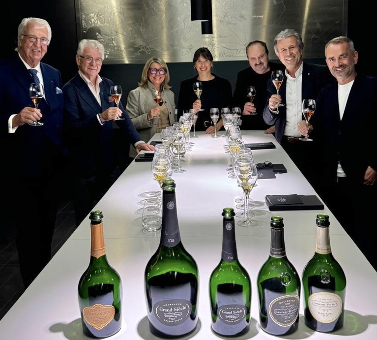 (von links) Heiner Finkbeiner, Marcel Reif, Fréderique Chaise von Laurent-Perrier, Lucie Pereyre de Nonancourt (vierte Generation des Hauses und Repräsentant der Prestige-Cuvée Grand Siècle), Johann Lafer, Thomas Schreiner und Günter Gollner. 