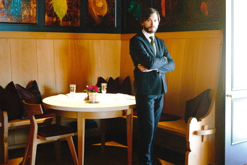 Josef Neulinger ist seit über zwei Jahrzehnten Sommelier im Restaurant »Wunderkammer« im »Almhof Schneider« in Lech am Arlberg.