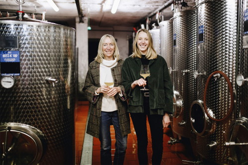 Fünfte und sechste Generation auf einem Bild: Corinne Sunnen und Tochter Marie Kox erzeugen Spitzen-Crémants in Luxemburg. 