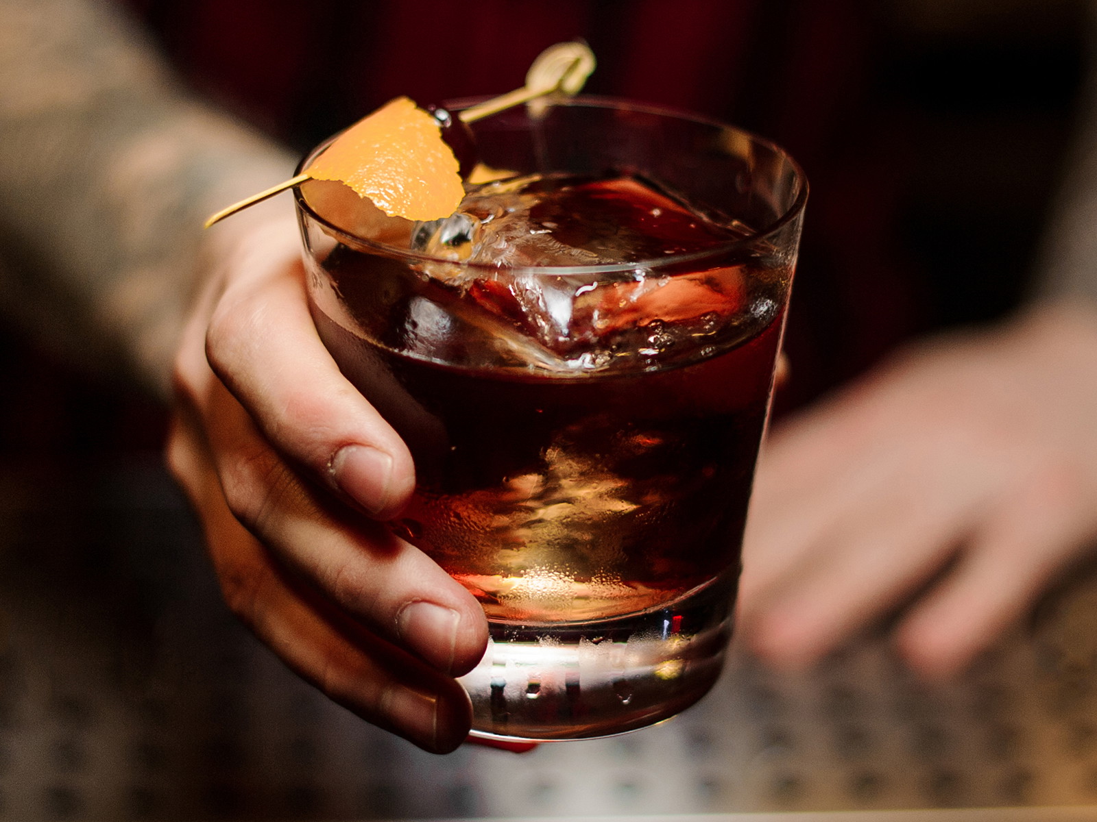 Der Godfather Cocktail ist einer dieser Drinks, der mit wenigen Zutaten viel Charakter beweist – ganz so wie sein mutmaßlicher Namensgeber: Don Vito Corleone. 