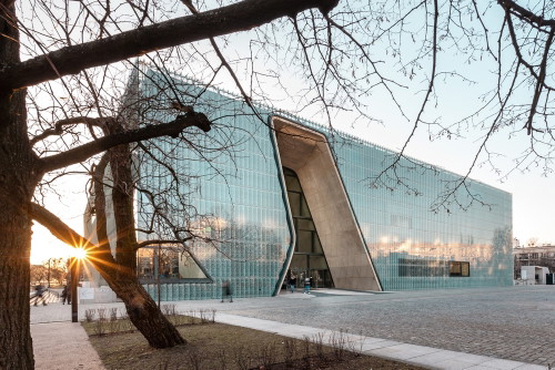 Das POLIN-Museum erzählt die über tausendjährige Geschichte der jüdischen Gemeinde in Polen.