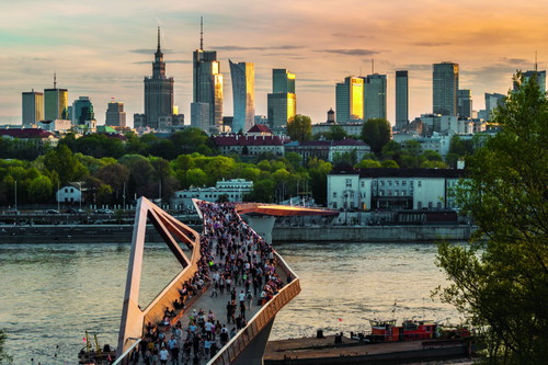 Nach der fast vollständigen Zerstörung im Zweiten Weltkrieg wurde Warschau teils rekonstruiert (wie die Altstadt), teils sozialistisch bzw. modernistisch wiederaufgebaut. Das heutige Stadtbild ist ein bunter Mix aus Hochhäusern, Vorkriegsfassaden und Plattenbauten.