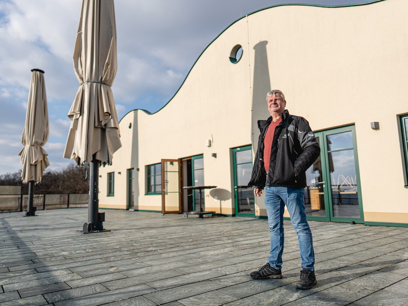 Bauunternehmer Ernst Bauer auf der Sonnenterrasse seiner Buschenschank des Weinguts Sandberg.
