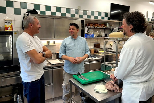 Tim Mälzer in der Küche des »Landhaus Bacher« von Thomas Dorfer.
