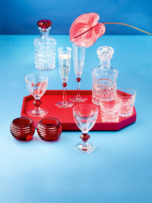 BACCARAT
Ensemble mit Tablett in Holz und Leder sowie Kristallkaraffen und -gläsern,
ab CHF 210