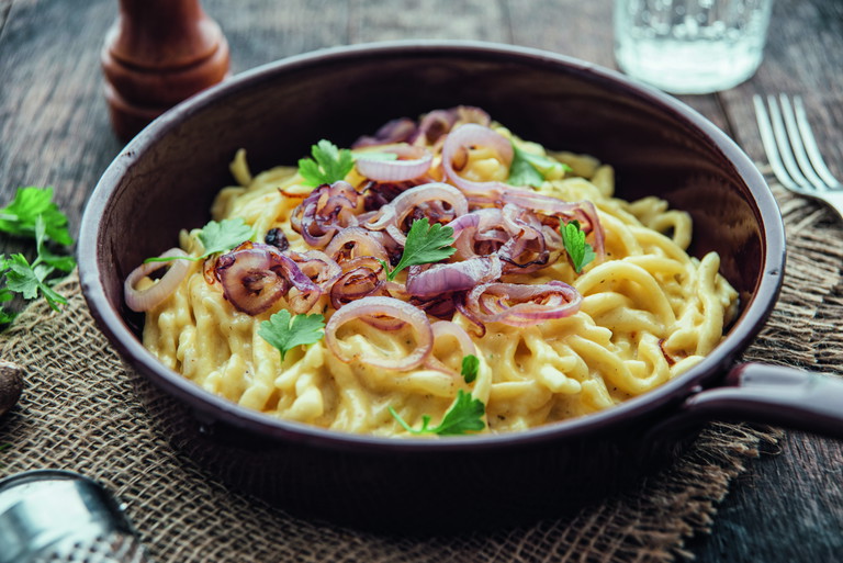 Spätzle. Spätzle sind der Inbegriff der schwäbischen Küche, aber auch im Badischen lässt sich die Liebe zu den kleinen Teignocken nicht leugnen.