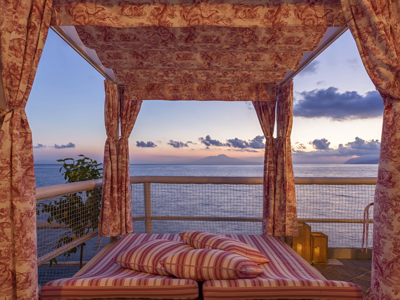 Allestimento curato da Dior per il Riccio Beach Club del Jumeirah Capri Palace