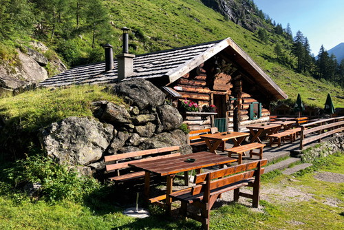 Fluffiger Kaiserschmarrn und herzhafte Jause: Urig und authentisch kommen die Speisen in der »Putzentalalm« auf den Tisch.