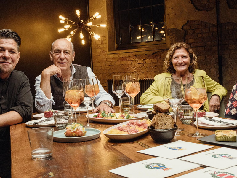 Tim Mälzer mit Gennaro Contaldo, Anna Sgroi und Cornelia Poletto.