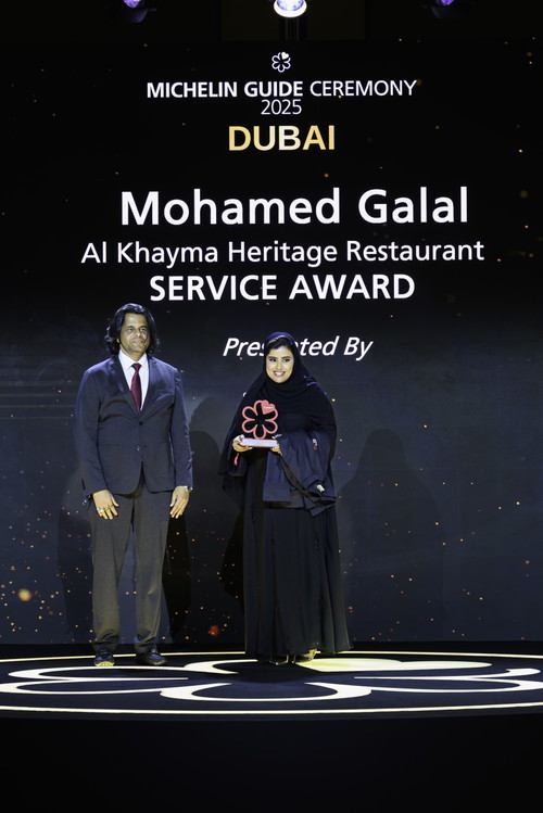 Der Service Award geht an Mohamed Galal (l.).