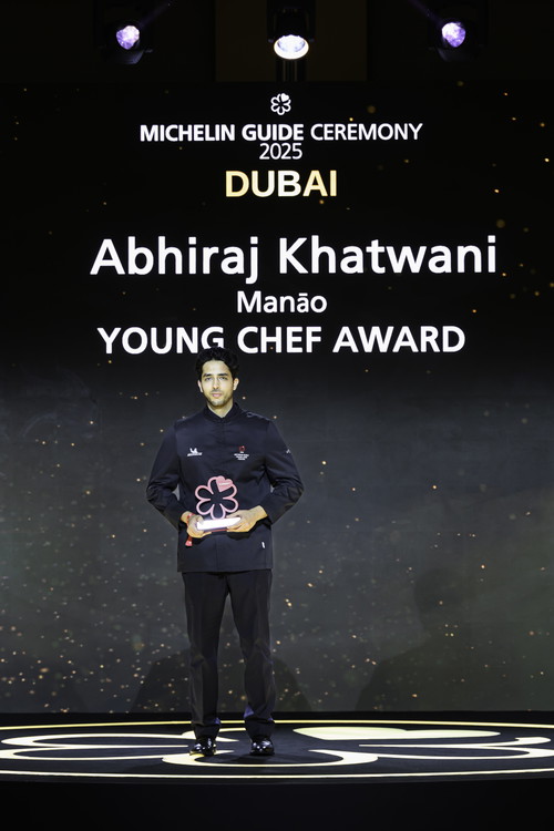 Abhiraj Khatwani wird mit dem Young Chef Award geehrt.