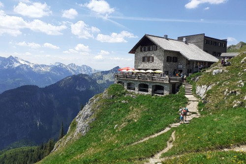 Allein wegen ihrer spektakulären Lage ist die »Bad Kissinger Hütte« am Aggenstein einen Besuch wert.