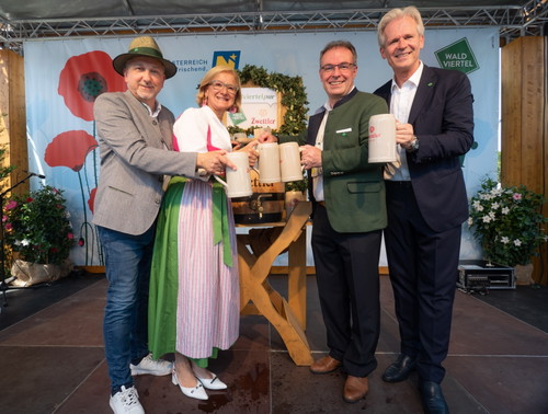 Fritz Weber, Aufsichtsratsvorsitzender Waldviertel Tourismus mit
Landeshauptfrau Johanna Mikl-Leitner, Tom Bauer, GF Waldviertel Tourismus und 
Karl Schwarz, GF und Inhaber Privatbrauerei Zwettl.