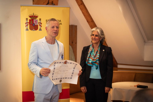 David Schwarzwälder (l.) erhielt einen Zivilverdienstorden, rechts Botschafterin Celsa Nuño.
