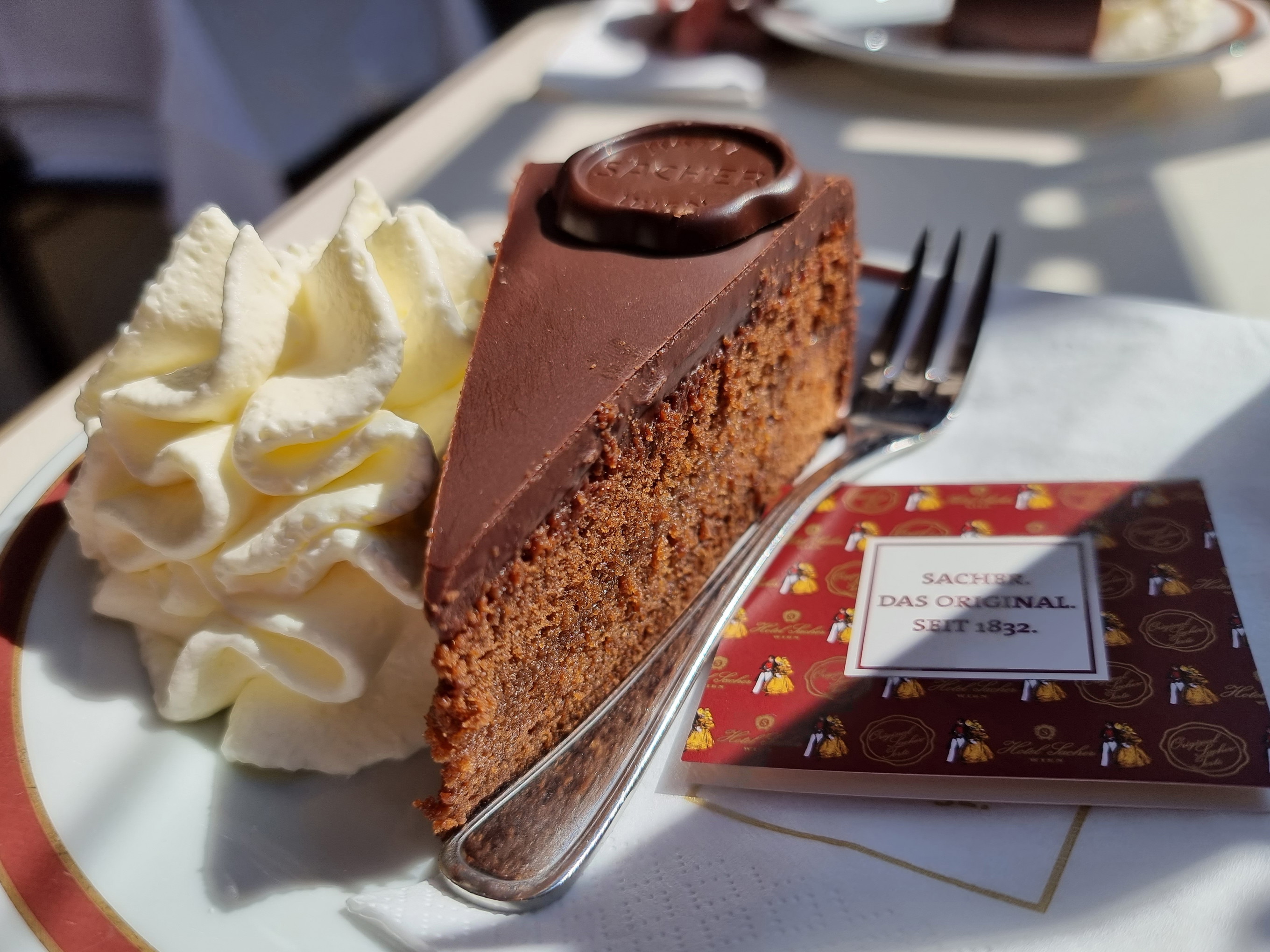 Originálna Sacherova torta je čokoládová s marhuľovým džemom a kopcom šľahačky.