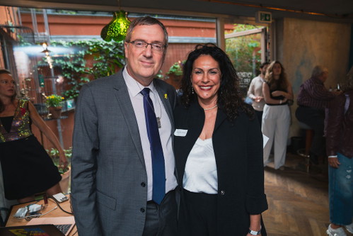 David Roet, der israelische Botschafter, mit Dorit Ben-Simon von der Recanti Winery.	