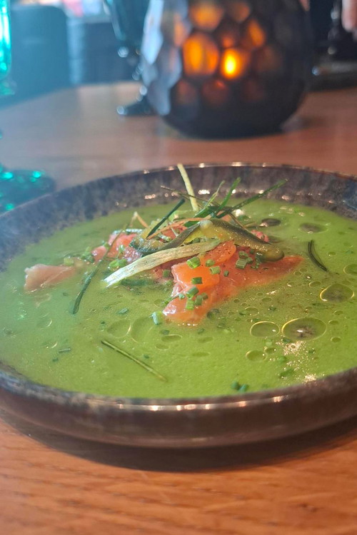 Das Crudo von der Lachsforelle mit Kokos und Jalapeños