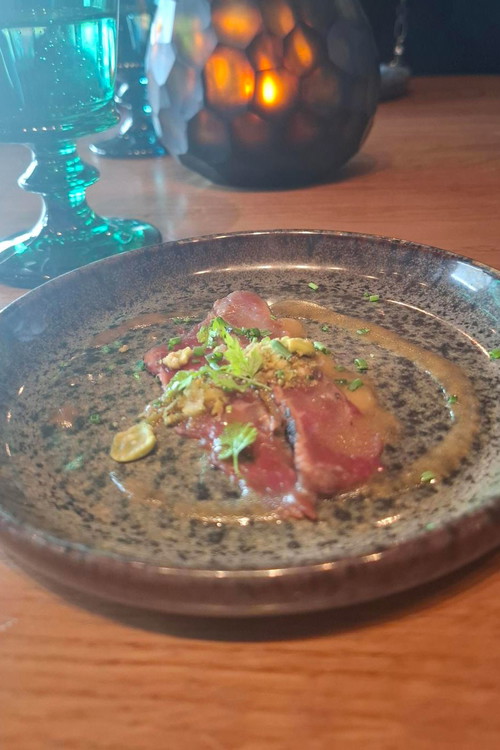 Das japanische Rindercarpaccio mit zweierlei Miso und Wasabi-Crumble