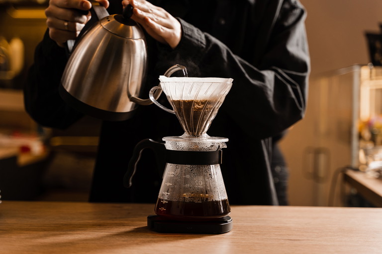 Der Drip-Coffee ist mittlerweile eine sehr beliebte Zubereitungsart in Coffeeshops und fallweise auch in den eigenen vier Wänden. 