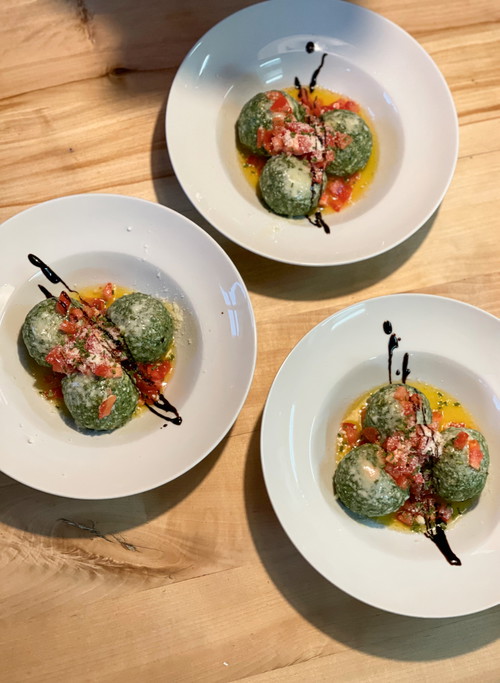 Herrlich-deftige Knödel stehen auf der Speisekarte der »Elberfelder Hütte« in Kärnten.