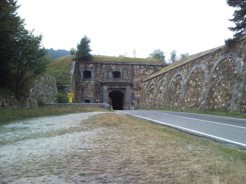 Il forte centrale sul colle del Melogno