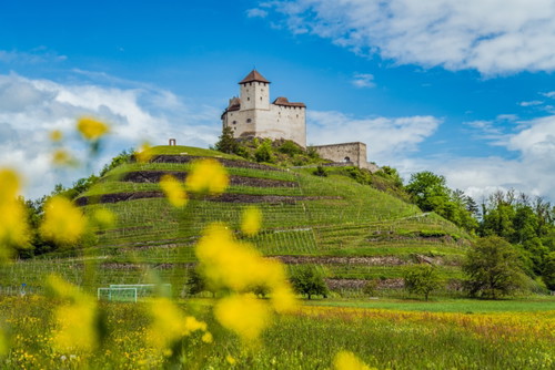Die Burg Gutenberg auf der Strecke von Balzers nach Vaduz.
