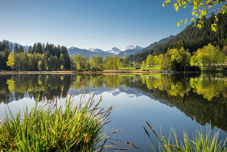 Naturidyll vor den Toren Kitzbühels: Der Schwarzsee taugt für genussvolle Umrundungen am Rad und abkühlenden Schwimmspaß danach. 