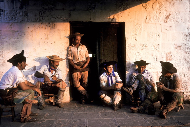 Nachdem die harte Arbeit auf der Estancia getan ist, kommen die Gauchos zum traditionellen Mate-Tee zusammen.