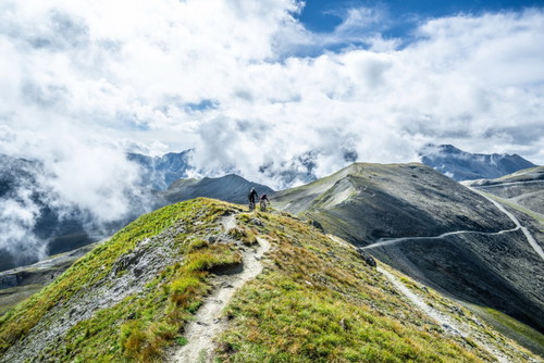 »Gratwanderung« auf zwei Rädern: Spektakuläre Streckenführungen hoch über der Baumgrenze.