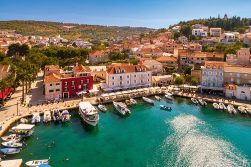 Brač ist eine Insel, die in lebendigen Farben erstrahlt – von den bunten Sträuchern und Blumen über die traditionellen Häuser bis hin zur facettenreichen Kulinarik.