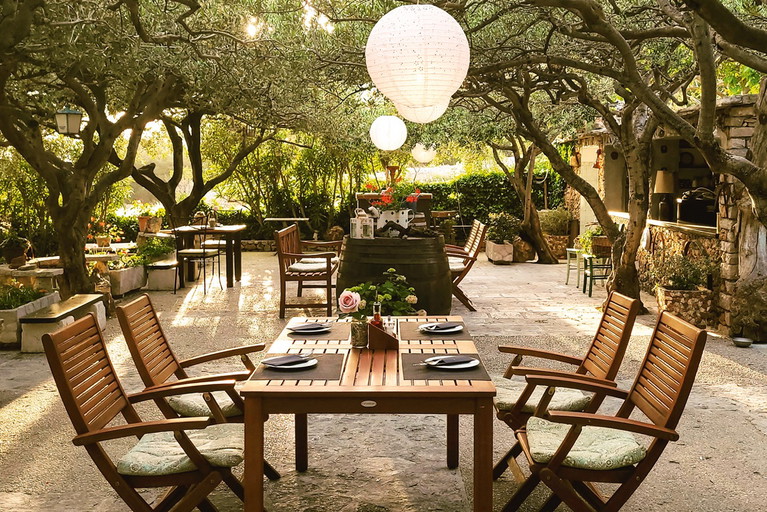 Das Ambiente der Restaurants ist auf Brač so vielseitig wie die Kulinarik selbst.