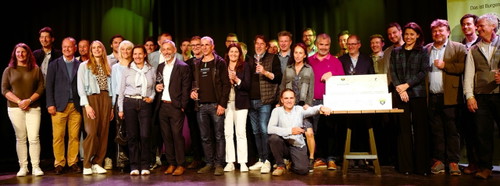 Großer Auftritt des feinen Weines: Das Dutzend RWB-Winzer und ihre Gäste beim Gruppenbild.