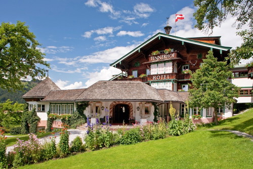 Der Tag beginnt mit einem Blick auf den Hahnenkamm: Das »Relais &amp; Châteaux Hotel Tennerhof« bietet beste Aussichten und außergewöhnliche Gastronomie.