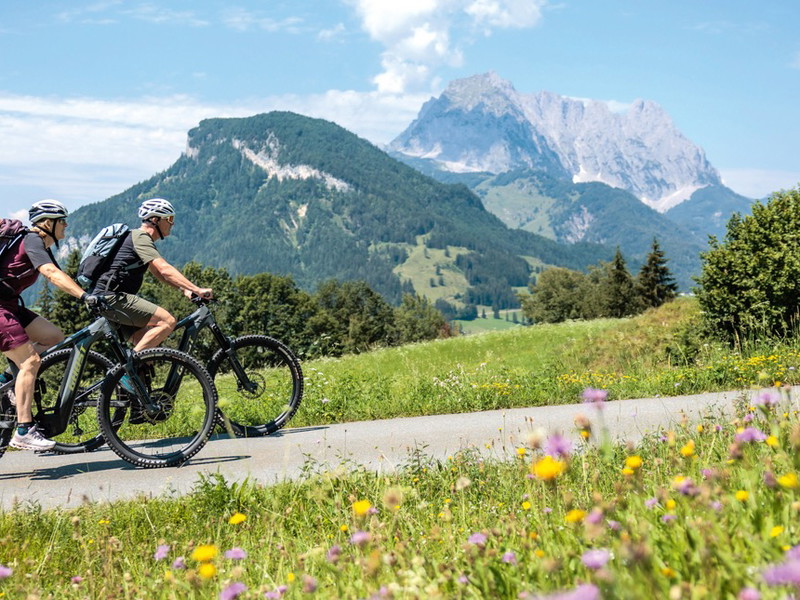 Die Bergkulisse rund um Kitzbühel macht die Region auch abseits von Skipisten und Winterzauber zu einem Paradies für genussvolle Bewegung. 