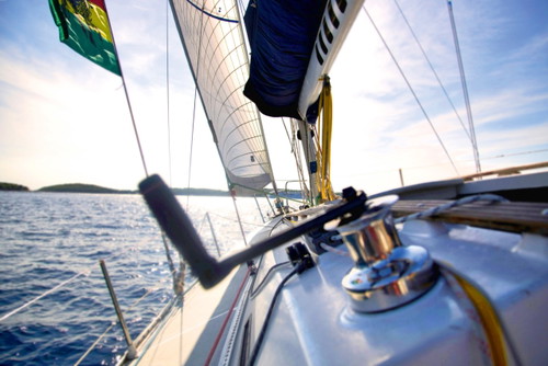 Wer keinen Skipper anheuert, sollte eine Segelyacht sicher manövrieren können.