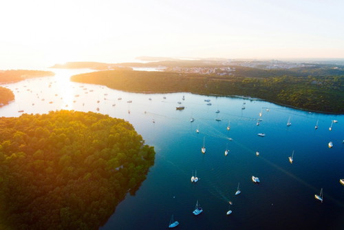 Kroatien ist ein beliebtes Segelrevier, doch die Inselwelt bietet noch immer genug Platz für alle.