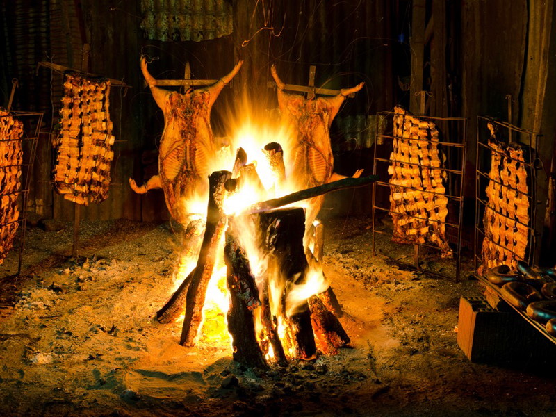 Wo die argentinische Seele zu Hause ist – ein offenes Feuer in der Pampa und große Mengen an Fleisch. So geht Asado.