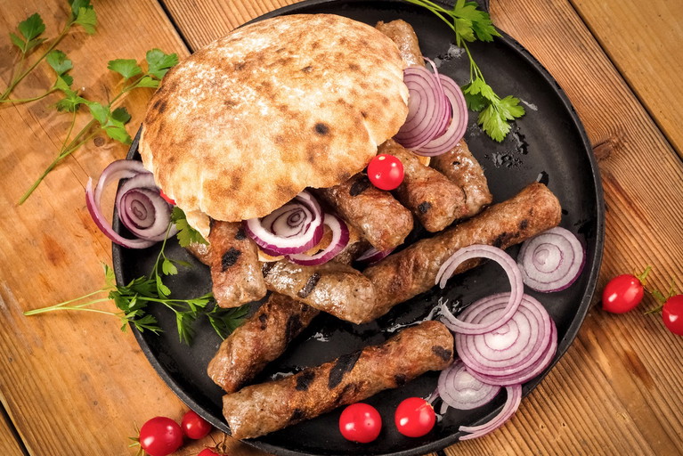 Ćevapčići gehören zu den Nationalgerichten der Balkanküche. Die gastronomische Identität Kroatiens umfasst jedoch weit mehr.