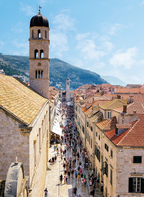 Dubrovnik will aus mehreren Perspektiven entdeckt werden: beim Spaziergang über die Stadtmauer, beim Flanieren in der Altstadt und auf den Hausberg Srđ schwebend.