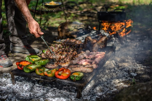 Zuständig für den korrekten Ablauf eines Asados ist der Asador. Gemüse wird auch gegrillt, spielt aber nur die Nebenrolle.